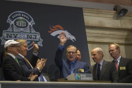 FILE PHOTO: Seattle Seahawks owner and Microsoft co-founder Paul Allen (C) waves to the trading floor after ringing the opening bell at the New York Stock Exchange January 30, 2014. REUTERS/Brendan McDermid/File Photo