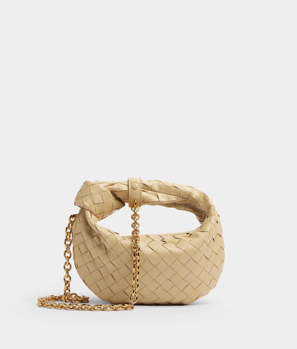 Mini Jodie羊皮編織金屬鍊帶提包 NT$89,900 Bottega Veneta。（Bottega Veneta提供）