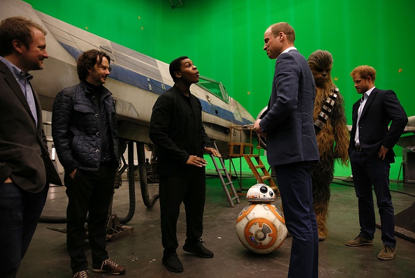 Wiliam conversó animadamente con John Boyega, otro actor británico, que hizo su debut en la reciente “Star Wars: The Force Awakens”, y que interpreta a ‘Finn’.