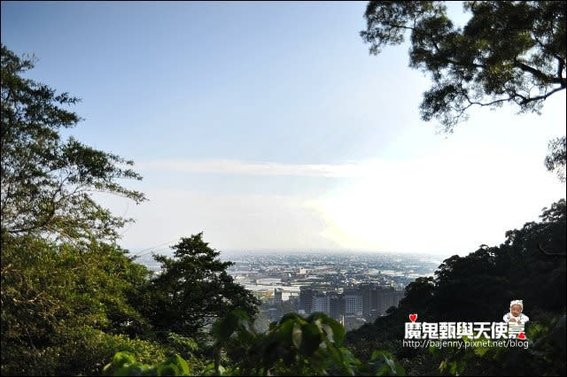 《宜蘭民宿景點美食》礁溪香腸伯~跑馬古道口．包潤餅皮的大腸包小腸