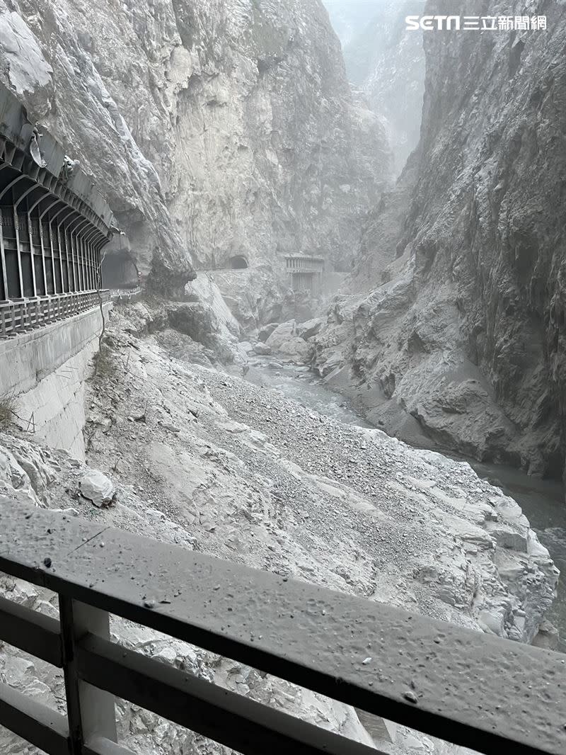 特搜隊救出受困中橫山區的太魯閣晶英酒店員工。（圖／翻攝畫面）