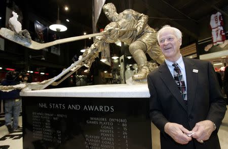 Former Detroit Red Wings Gordie Howe stands in front of the bronze sculpture of his likeness during an unveiling ceremony at Joe Louis Arena in Detroit, Michigan, United States on April 10, 2007. REUTERS/Rebecca Cook/File Photo