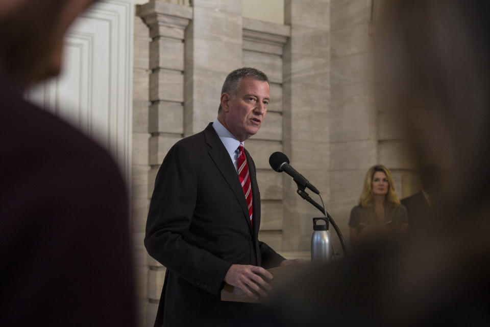 El entonces alcalde de Nueva York, Bill de Blasio, quien impulsó la idea de ofrecer álgebra a todos los estudiantes en octavo grado, en una conferencia de prensa en Nueva York, el 15 de diciembre de 2015. (Hiroko Masuike/The New York Times)