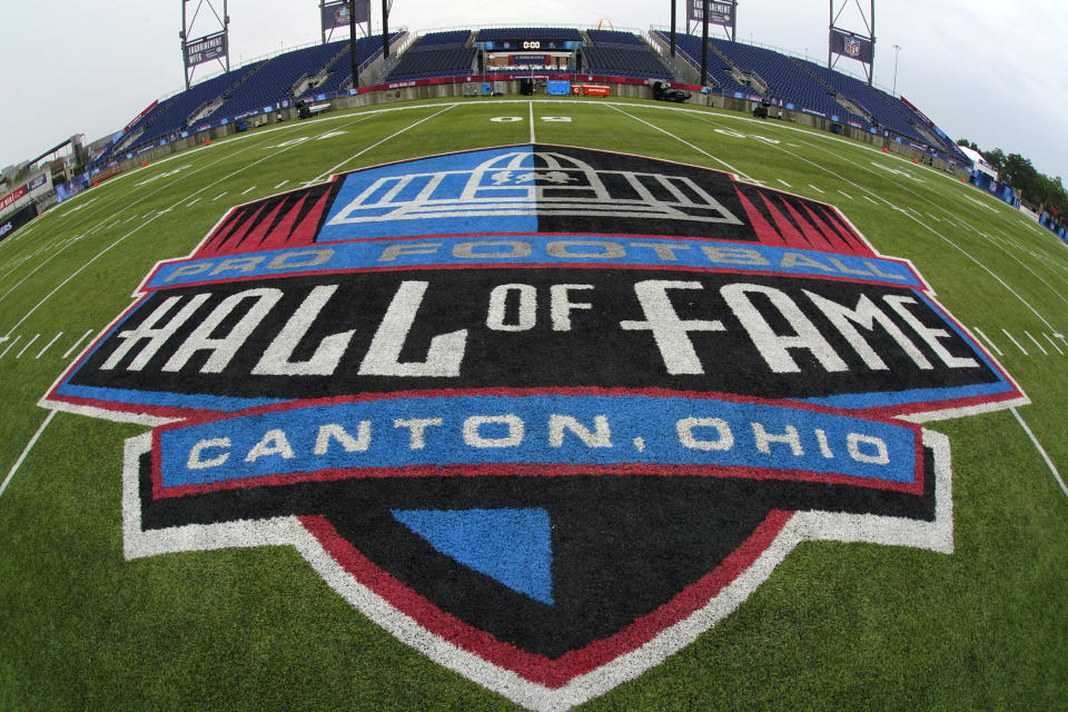 Il s'agit du logo Pro Football Hall of Fame sur la ligne de 50 mètres du terrain Tom Benson avant le match de football de l'exposition Hall of Fame, le jeudi 4 août 2022 à Canton.  (AP Photo/Gene J. Puskar)