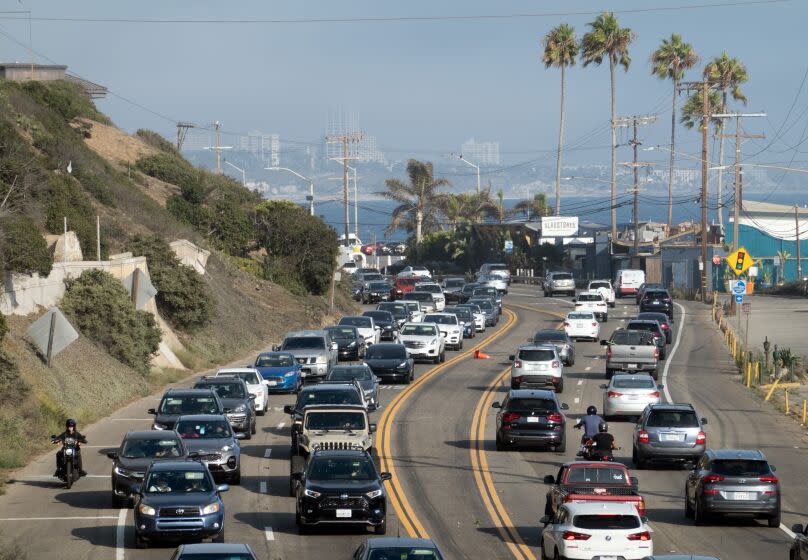 PACIFIC PALISADES, CA - AUGUST 25: Pacific Coast Highway in Pacific Palisades is crowded with afternoon traffic on Thursday, Aug. 25, 2022. (Myung J. Chun / Los Angeles Times)