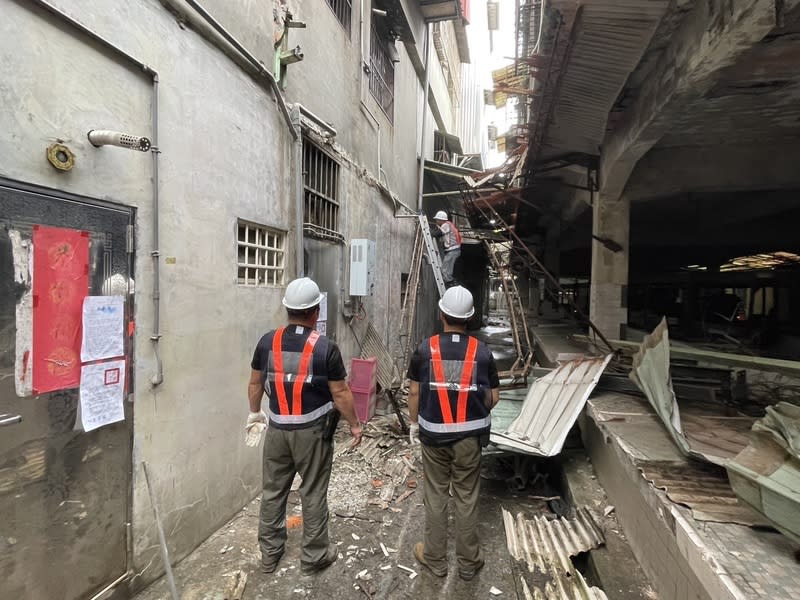 桃園市建管處開拆大溪三元市場（1） 桃園大溪三元市場在花蓮地震後，被桃園市政府建築 管理處判定為紅單、難恢復安全使用，建管處16日啟 動代拆作業，工班在施工前進行安全防護網作業。 （桃園市建管處提供） 中央社記者葉臻傳真  113年4月16日 