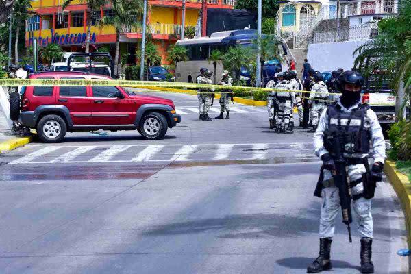 fuerzas de seguridad atienden un homicidio en acapulco, ciudad que vive una crisis de seguridad