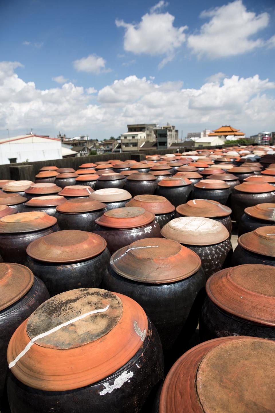西螺的丸莊觀光工廠裡，至今仍擺放著上千個釀醬油的陶甕，相當壯觀。