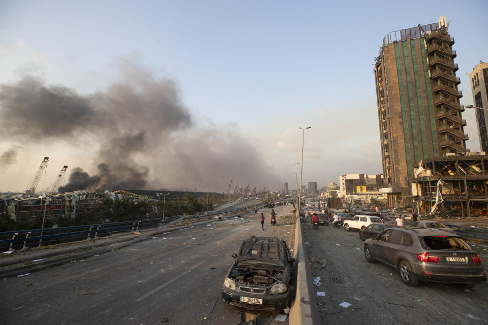 Panorama en una avenida de Beirut, Líbano, después de una enorme explosión en el centro de la ciudad, el martes 4 de agosto de 2020. (AP Foto/Hassan Ammar)