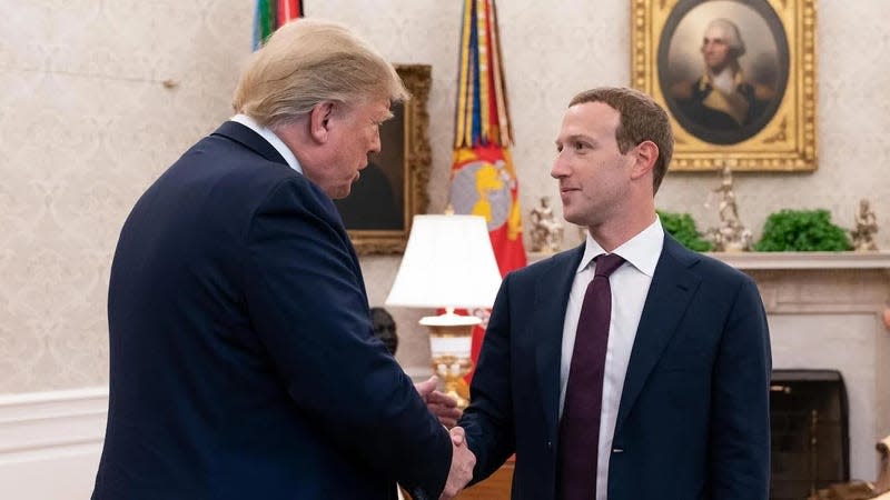 Donald Trump meets with Meta CEO Mark Zuckerberg (right) in the Oval Office of the White House on September 19, 2019.<br> - Photo: Facebook / White House