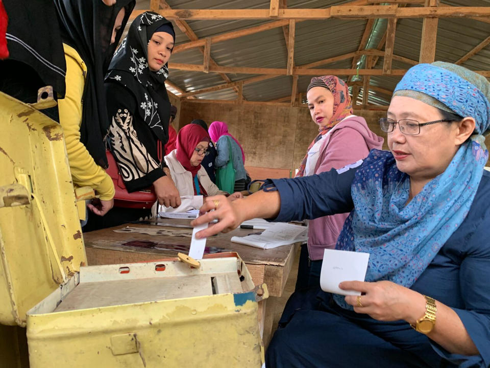 A Muslim woman casts her ballot in a referendum at the Marawi Sagonsongan elementary school-turned polling station in Marawi, Lanao del Sur province, southern Philippines, Monday, Jan. 21, 2019. Muslims in the southern Philippines voted Monday in a referendum on a new autonomous region that seeks to end nearly half a century of unrest, in what their leaders are touting as the best alternative to a new wave of Islamic State group-inspired militants. (AP Photo/Bogie Calupitan)