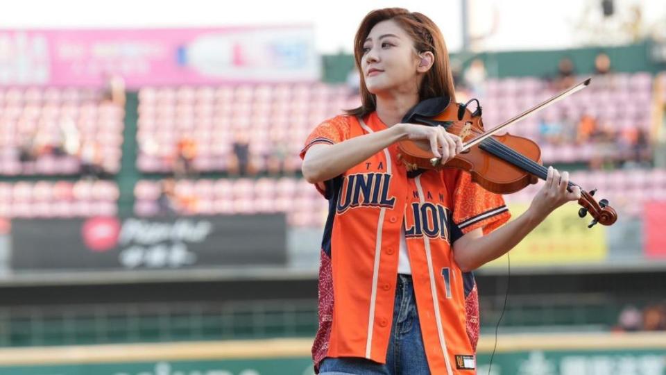 林逸欣在棒球場上拉小提琴。（圖／鑫羽工作室提供）