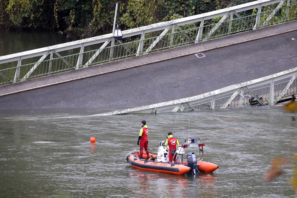 Picture of rescuers on a boat, working to recover victims after a suspension bridge collapsed over the Tarn river in Mirepoix-sur-Tarn, near Toulouse, southern France. 