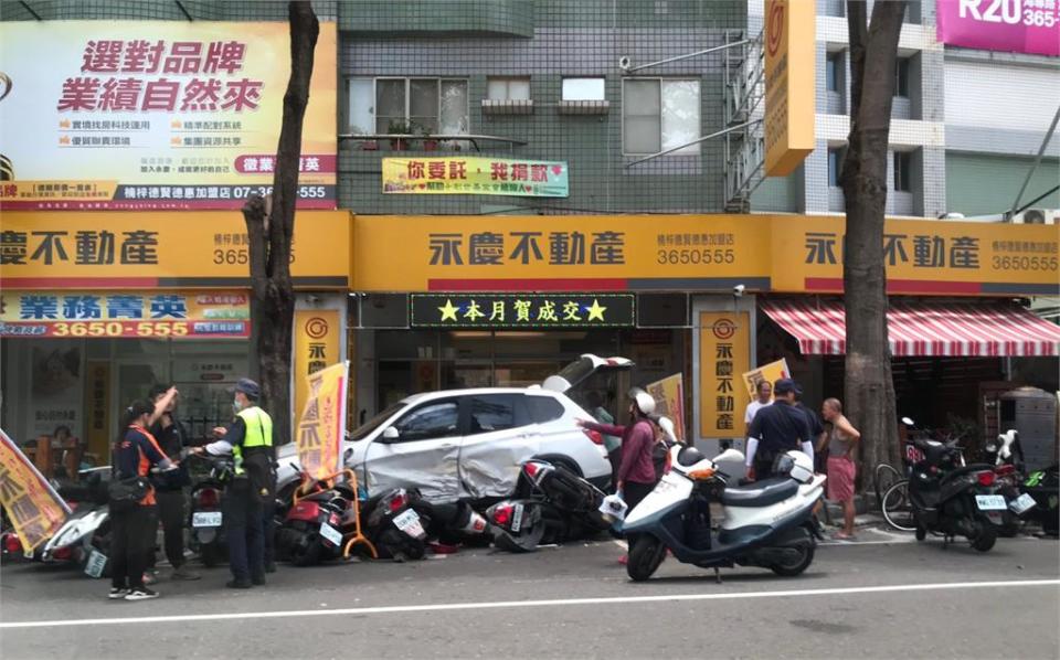 林女一連撞上18台機車。（圖／民視新聞翻攝）