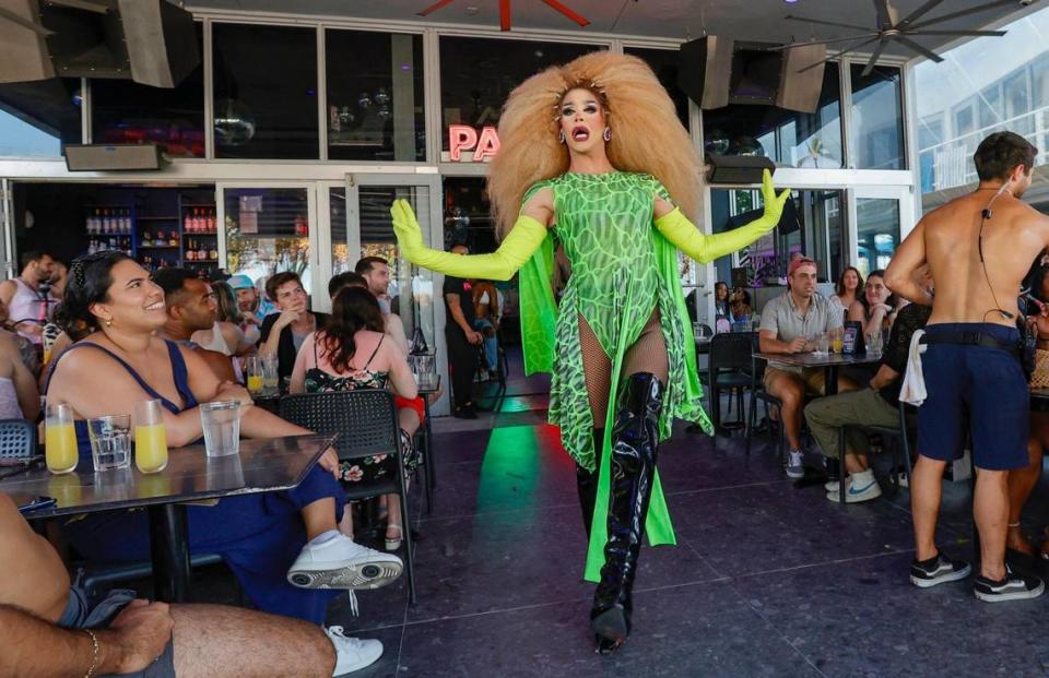 Una artista bailando en el restaurante Palace Bar and Restaurant en Ocean Drive, South Beach, durante las vacaciones de primavera en Miami Beach, el sábado 16 de marzo de 2024.