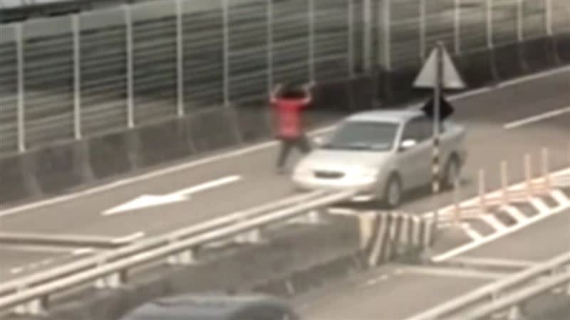 男子在台1高架道路攔車險遭撞。（圖／翻攝自臉書黑色豪門企業）