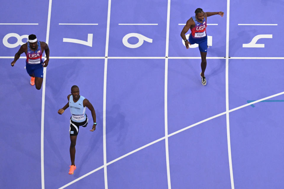 Pelari Botswana Letsile Tebogo (kedua dari kiri) melintasi garis finis di depan pelari AS Noah Lyles (kanan) dan pelari AS Kenneth Bednarek (kiri) untuk memenangkan final lari 200m putra di Olimpiade Paris 2024 di Stade de France di Saint-Denis, utara Paris, pada 8 Agustus 2024. (Foto oleh Jewel SAMAD / AFP) (Foto oleh JEWEL SAMAD/AFP via Getty Images)