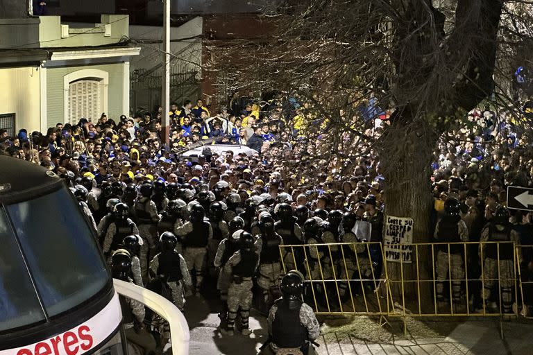 Los hinchas de Boca se cruzaron con la policía en las afueras del gran Parque Central (@FaafiPerez)