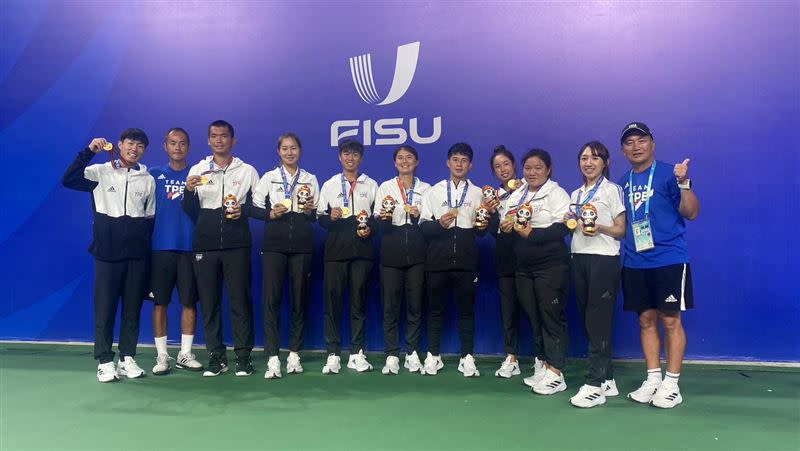 台灣網球隊豪奪男女雙、男女團和混雙冠軍，一口氣開「5金行」成本屆網球最大贏家。（圖／教練何國龍提供）