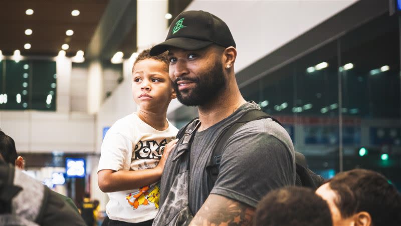 「表弟」卡森斯（DeMarcus Cousins）17日清晨抵台。（圖／桃園台啤永豐雲豹球團提供）