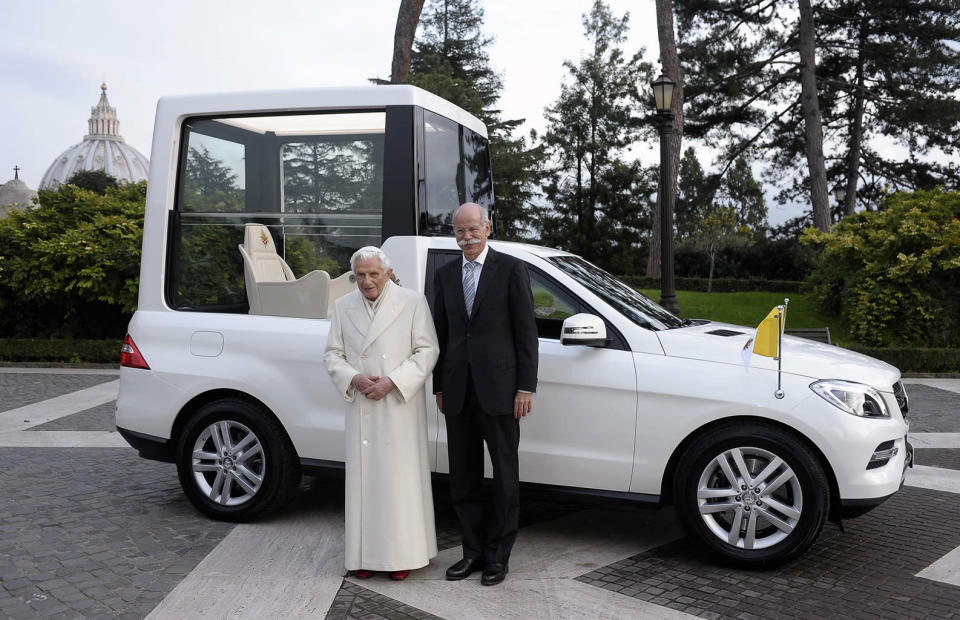 El papa Benedicto XVI recibe el nuevo papamóvil, un Mercedes-Benz clase M, de manos de Dieter Zetsche, presidente de la junta de Daimler AG y cabeza de Mercedes-Benz, el 7 de diciembre de 2012.