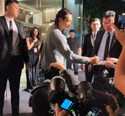 Rain (au milieu) s'est arrêté plusieurs fois pour signer des autographes aux fans. Photo de Huang Yushan