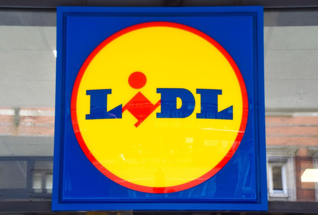 London, UK. 18th June 2024. A Lidl store in London. Campaigners from the animal welfare group Open Cages have claimed that their research has found antibiotic-resistant superbugs in more than half of chicken meat sold at Lidl supermarkets, as well as E. Coli. Credit: Vuk Valcic/Alamy Live News