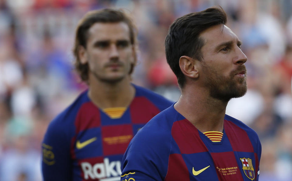 El astro de Barcelona Lionel Messi, derecha, mira junto a rsu compañero Antoine Griezman antes el partido por el trofeo Joan Gamper conra Arsenal en el Camp Nou  el domingo, 4 de agosto del 2019. (AP Foto/Joan Monfort)