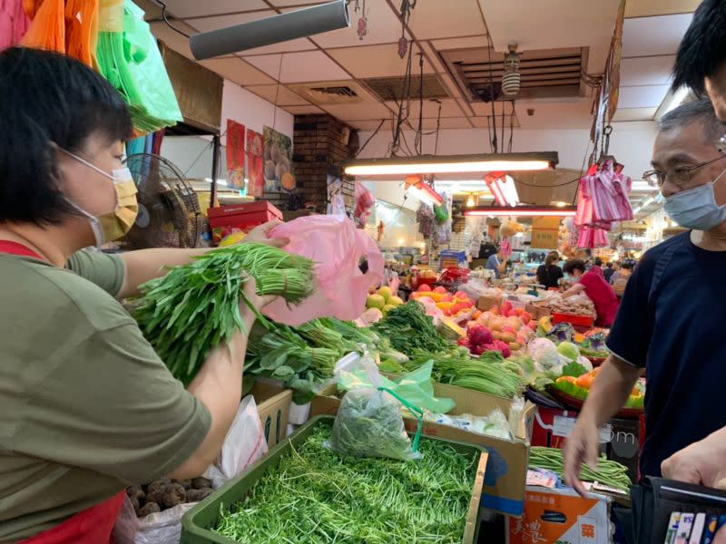 ▲長年菜又名刈菜、芥菜，本身菜很大顆，帶點苦味，因含有硫代葡萄糖苷這個物質，是許多辛辣、苦味植物的天然成分，被眾多網友票選為最難入口的年菜料理。（示意圖／記者汪睿琦攝）