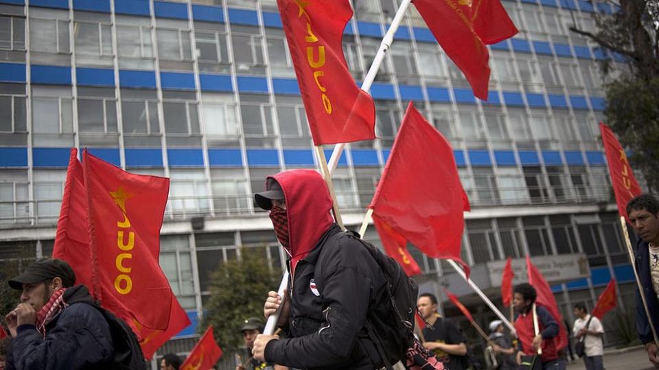 Miembros del Partido Comunista Colombiano marchan en Bogotá el 12 de octubre de 2010.