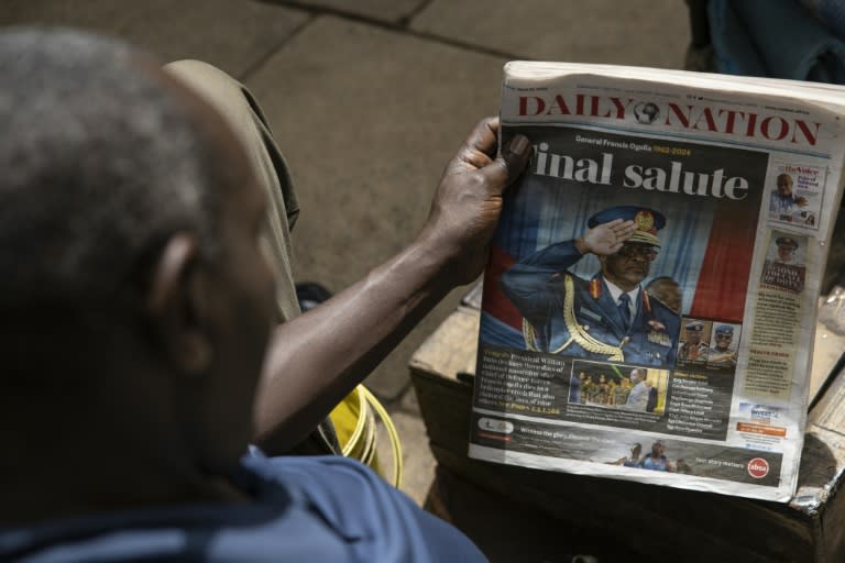 Un homme regarde la Une du journal Daily Nation sur la mort dans un accident d'hélicoptère du chef des armées, le général Francis Omondi Ogolla, le 19 avril 2024 à Nairobi, au Kenya (SIMON MAINA)