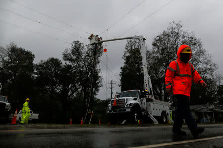 Workers restore power lines after Hurricane Florence swept through the town of Kenansville, North Carolina, U.S., September 15, 2018. REUTERS/Eduardo Munoz