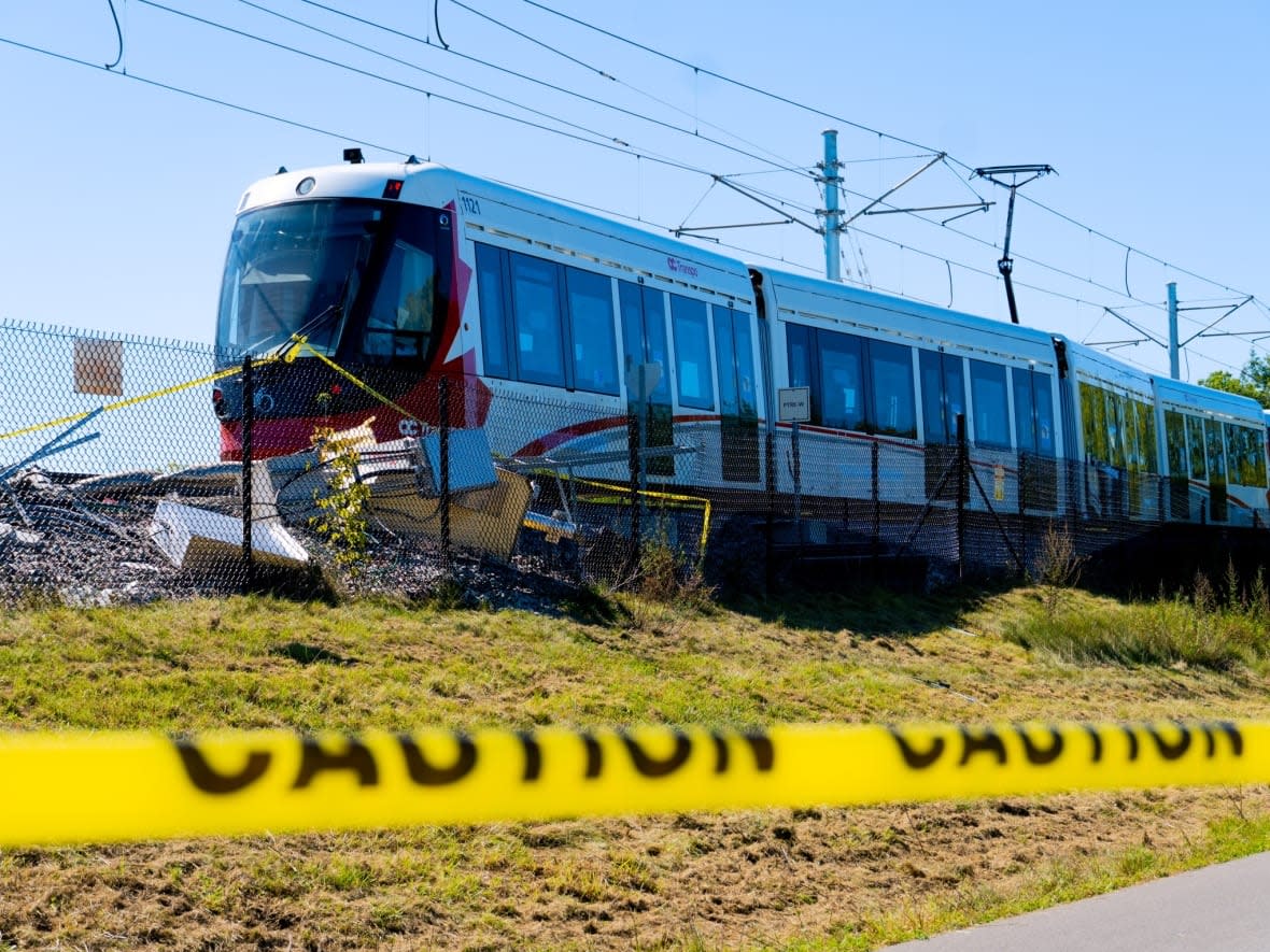 Caution tape is strung up next to the site of an LRT train derailment on Ottawa's Confederation Line on Sept. 19, 2021. No one was injured when the train left the tracks. (Nicholas Cleroux/Radio-Canada - image credit)