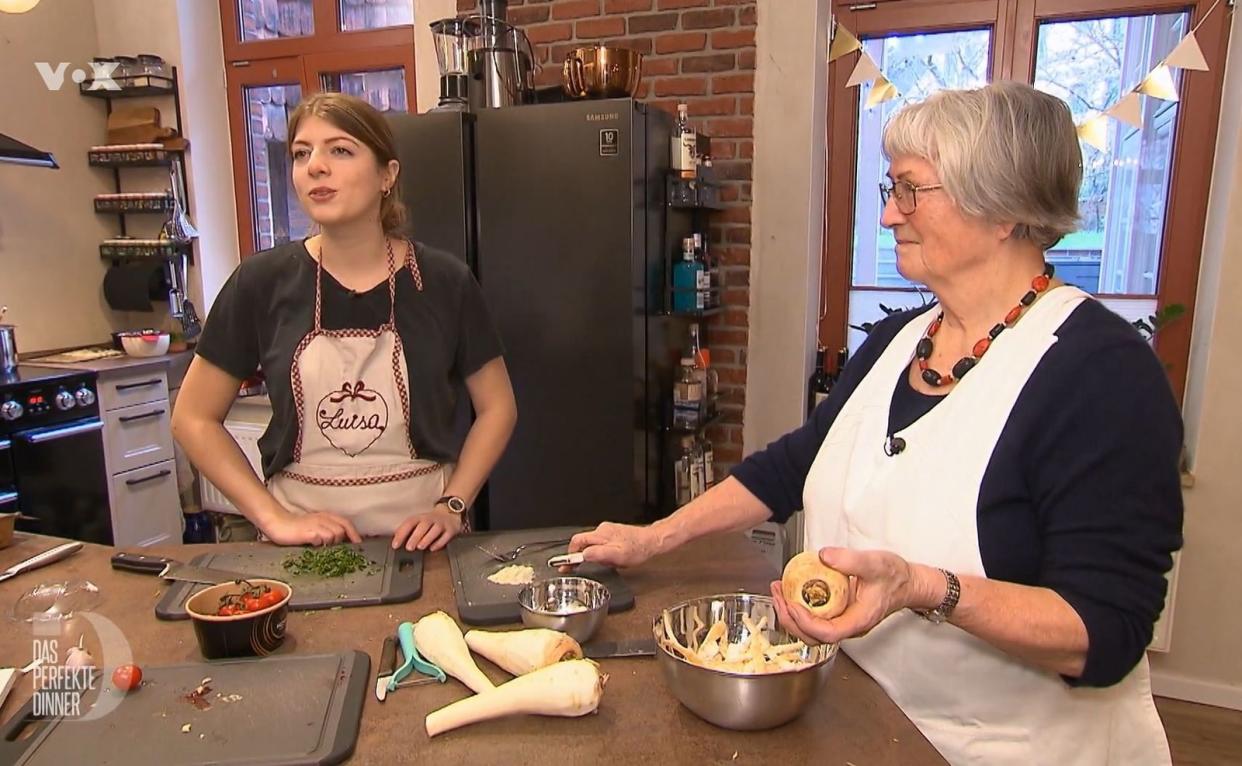 "Heute bin ich mal die Chefin": Luisa (25) hat von ihrer Oma Hanne (82) gelernt. (Bild: RTL)