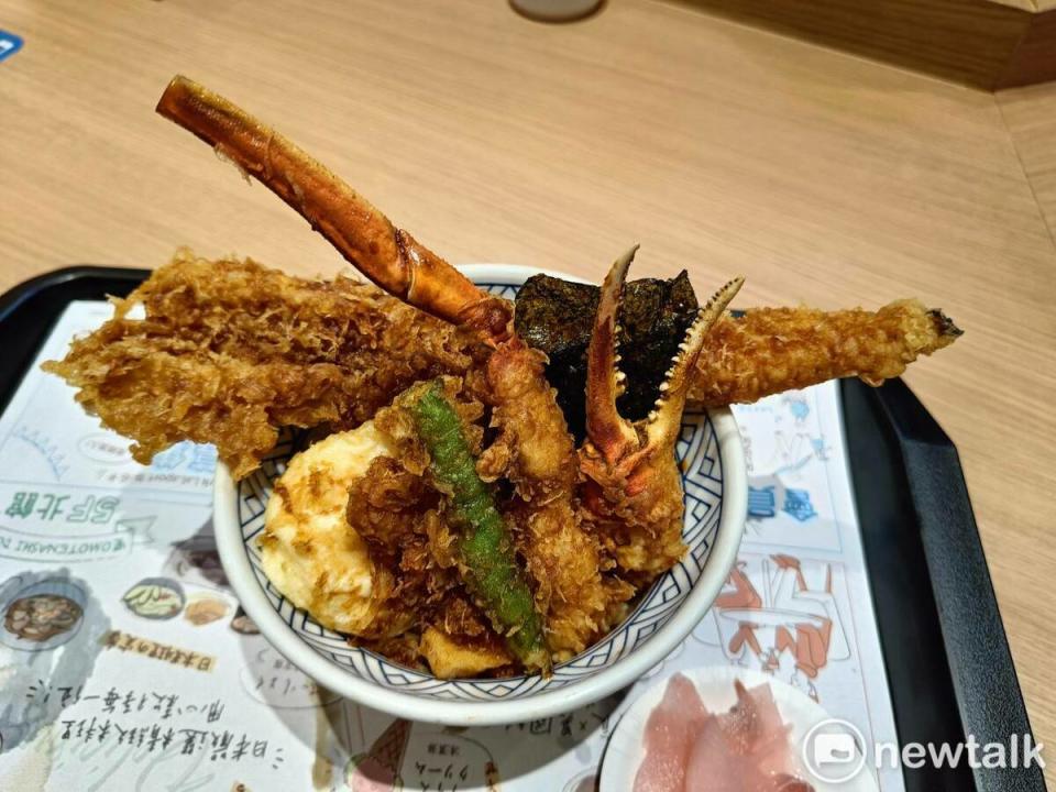 秋葉蟹特上天丼。   圖：唐復年/攝