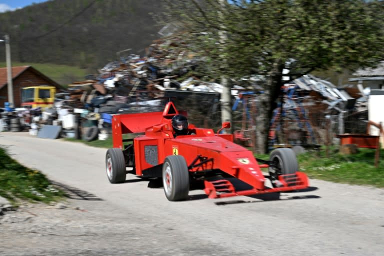 La "Ferrari" de Himzo Beganovic, est propulsée par un moteur de VW Golf. Sa carrosserie est en taule mais sa couleur est celle de l'originale: le "rouge Ferrari". (Elvis BARUKCIC)