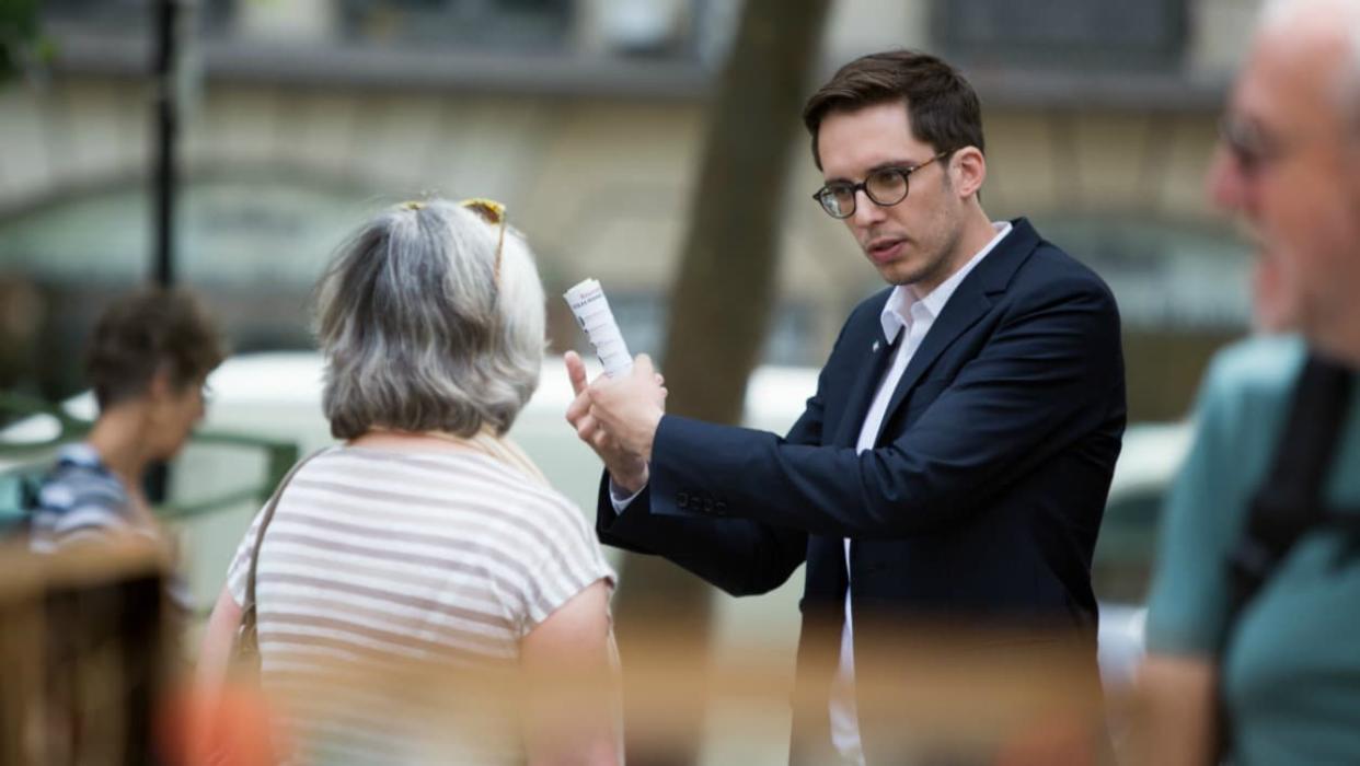 Pacôme Rupin, candidat LREM aux législatives, sur un marché parisien, le 8 juin 2017. - The Light Studios - Alexandre Sitter