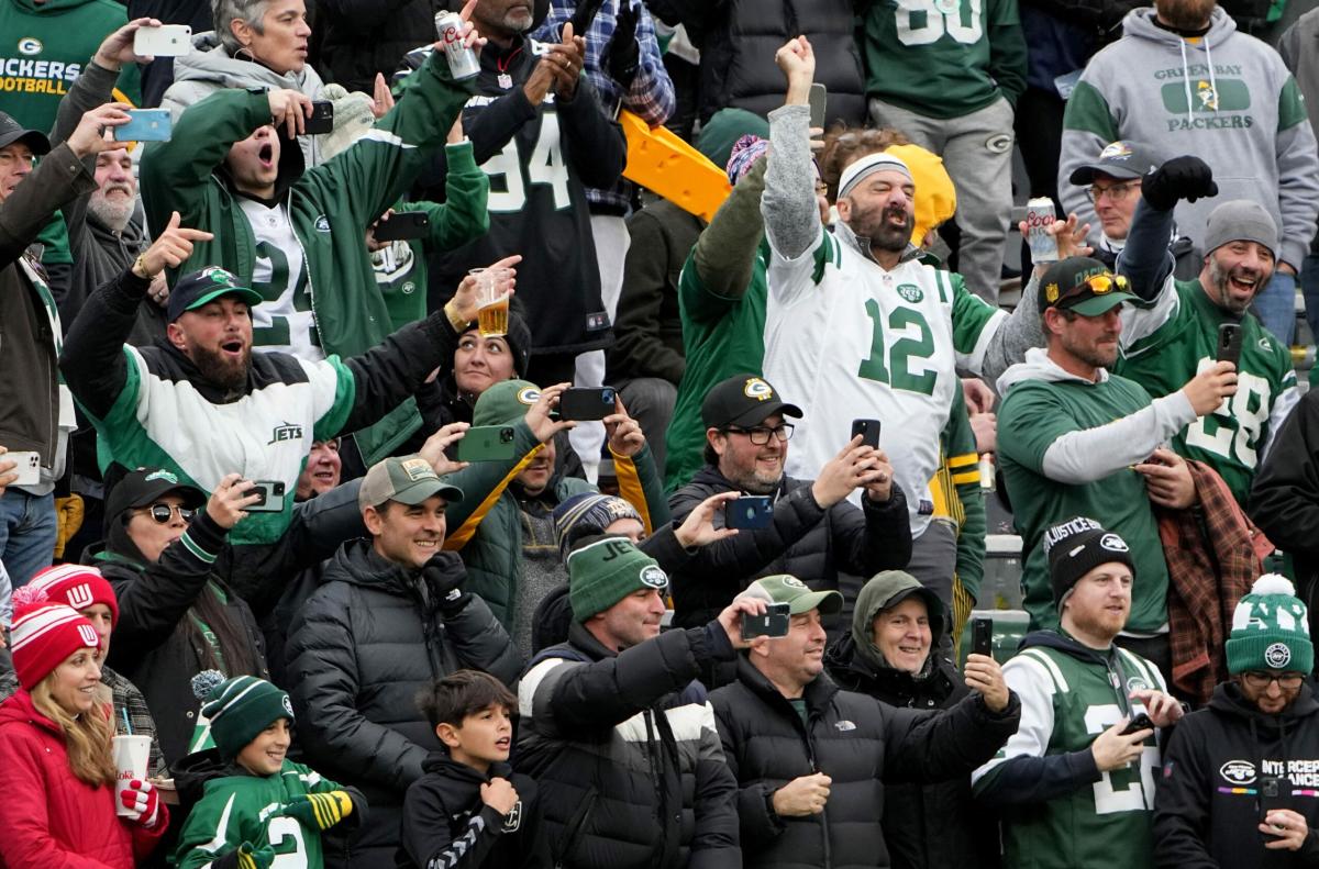 Jets fans out in full force in Green Bay in support of team after