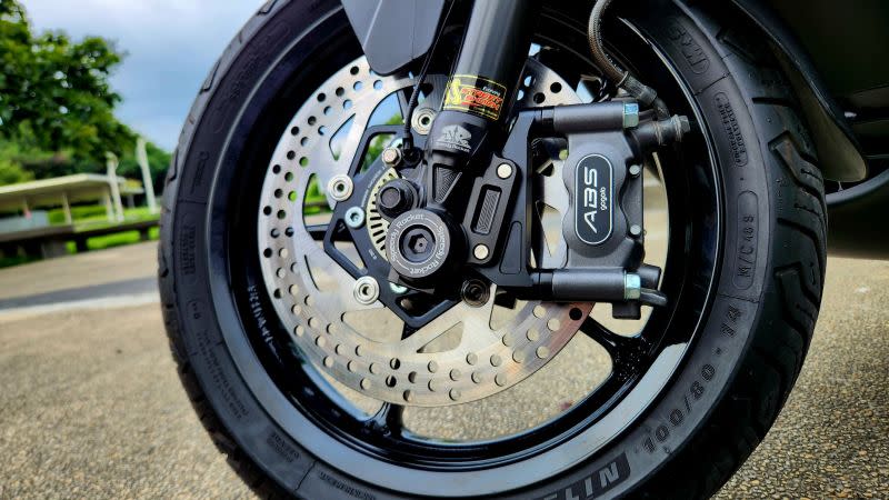 ▲Gogoro SuperSport 跑魂套件升等為同級最大前輪碟盤 S Performance x NCY 260mm 浮動碟與 DMV 可調式二截拉桿，帶來更精準的煞車表現。（圖／NOWnews攝）