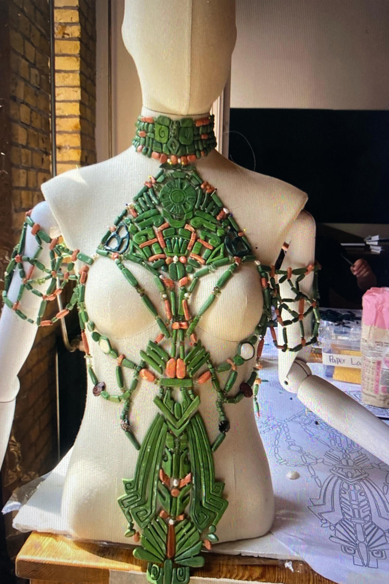 La diseñadora holandesa Iris van Herpen confeccionó en su taller el collar de Shuri para la película “Black Panther: Wakanda Forever”. (Ruth E. Carter vía The New York Times).