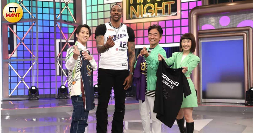 首次錄影台灣綜藝節目，魔獸特別送上親筆簽名T恤與球衣給3位主持人。（圖／許方正攝）