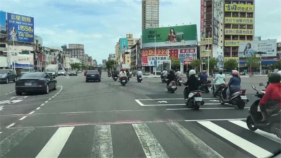 影／太離譜！台中媽「騎車跑給2小孩追」險遭車撞…驚悚1幕網看傻了