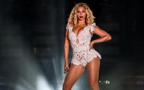 Selbstbewusst, sexy, stilvoll: Beyoncé Knowles zeigt gerne viel Haut, aber nie so, dass es billig wirkt. Vom lässigen Blick über das reizvolle Kleid bis zur Pose sagt alles an diesem Bild: Hier hat man es mit einer echten Knaller-Frau zu tun, die weiß, was sie will. (Bild: Getty Images/Buda Mendes)