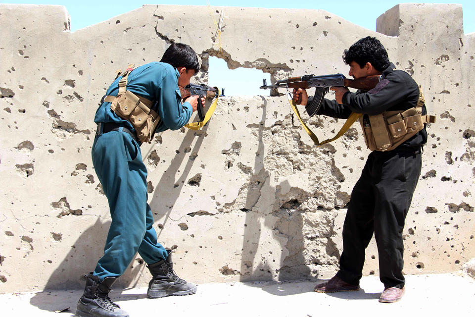 <p>Members of the Afghan security forces take position during an operation against Taliban fighters in Nad Ali district of Helmand province, Afghanistan, April 8, 2017. (Photo: Watan Yar/EPA) </p>