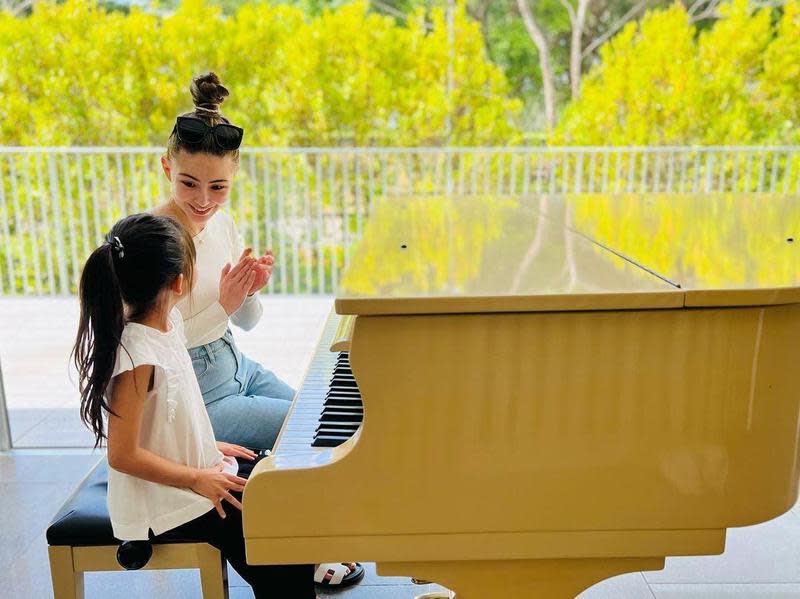 周杰倫在IG曬出昆凌與女兒小周周坐在鋼琴前的合照。（翻攝周杰倫IG）