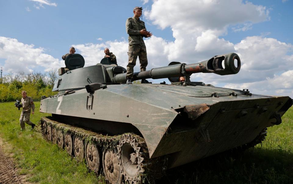 Pro-Russian militants in the Donetsk region prepare to fire towards Ukrainian troops - Alexei Alexandrov 