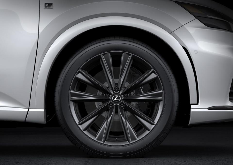 新RX除入門款為19吋外，清一色提供21吋鋁圈選項，較現行款的18吋和20吋小幅升級。