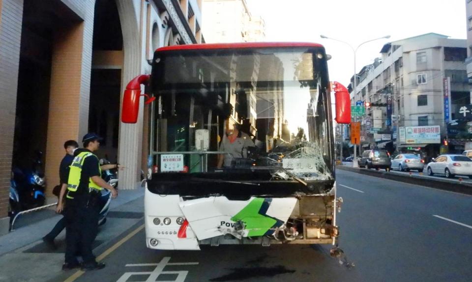 一輛電動公車19日在台中市北屯區松竹路二段疑因剎車失靈，連撞8輛汽車後滑行200公尺才停住，造成5人擦挫傷，所幸送醫後均無大礙。（民眾提供）