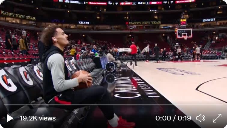 楊恩（Trae Young）坐在板凳區投進三分球。（圖／翻攝自NBA推特）