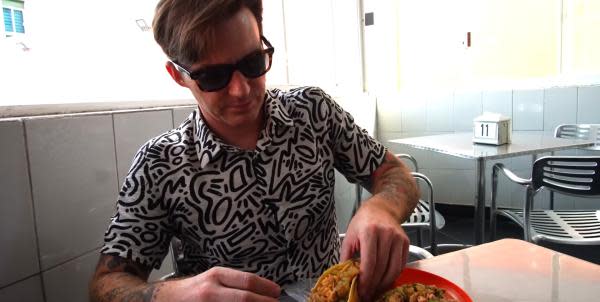 Drake Bell catando taquitos (Fuente: YouTube)